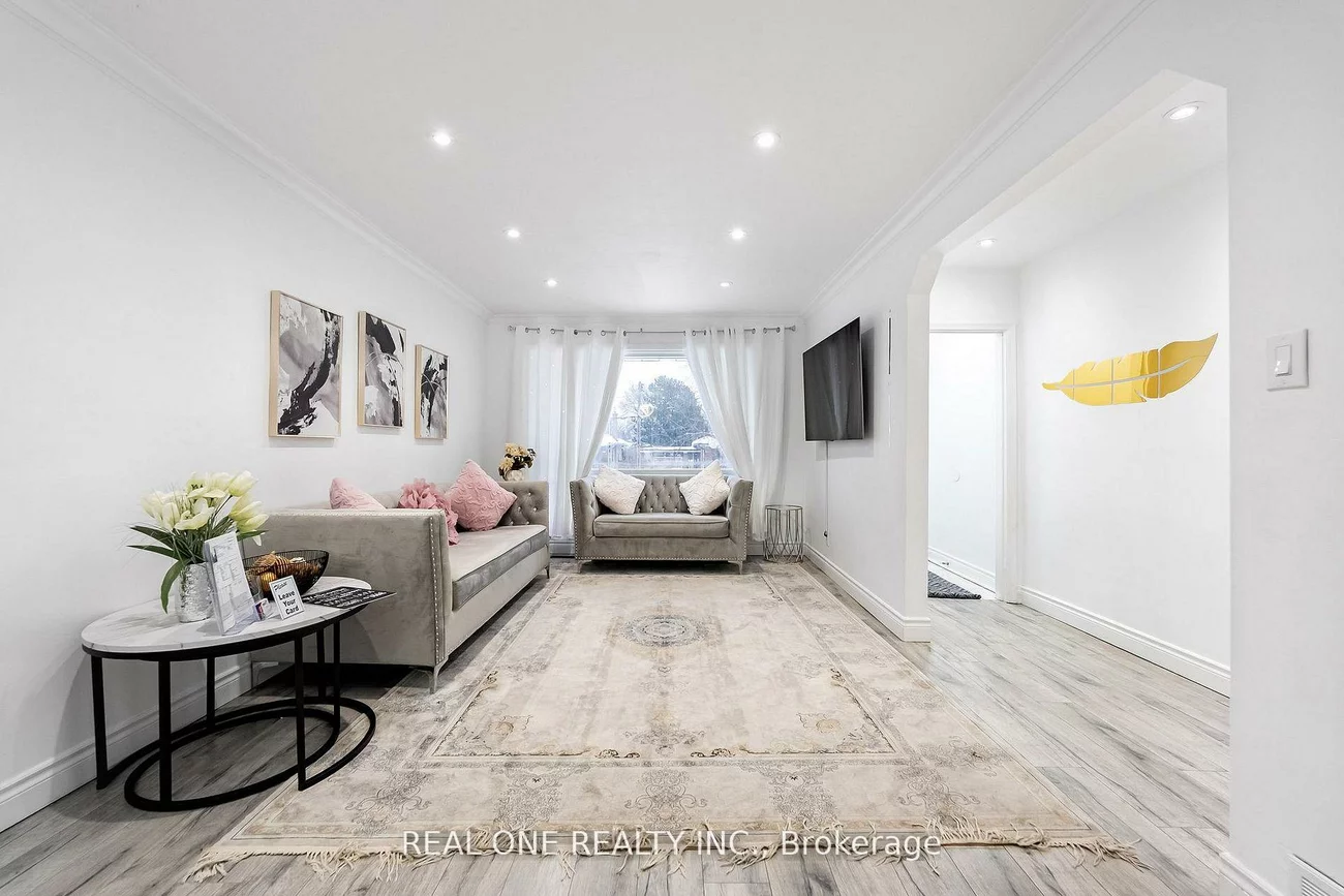 18, Courton, Wexford-Maryvale, Toronto