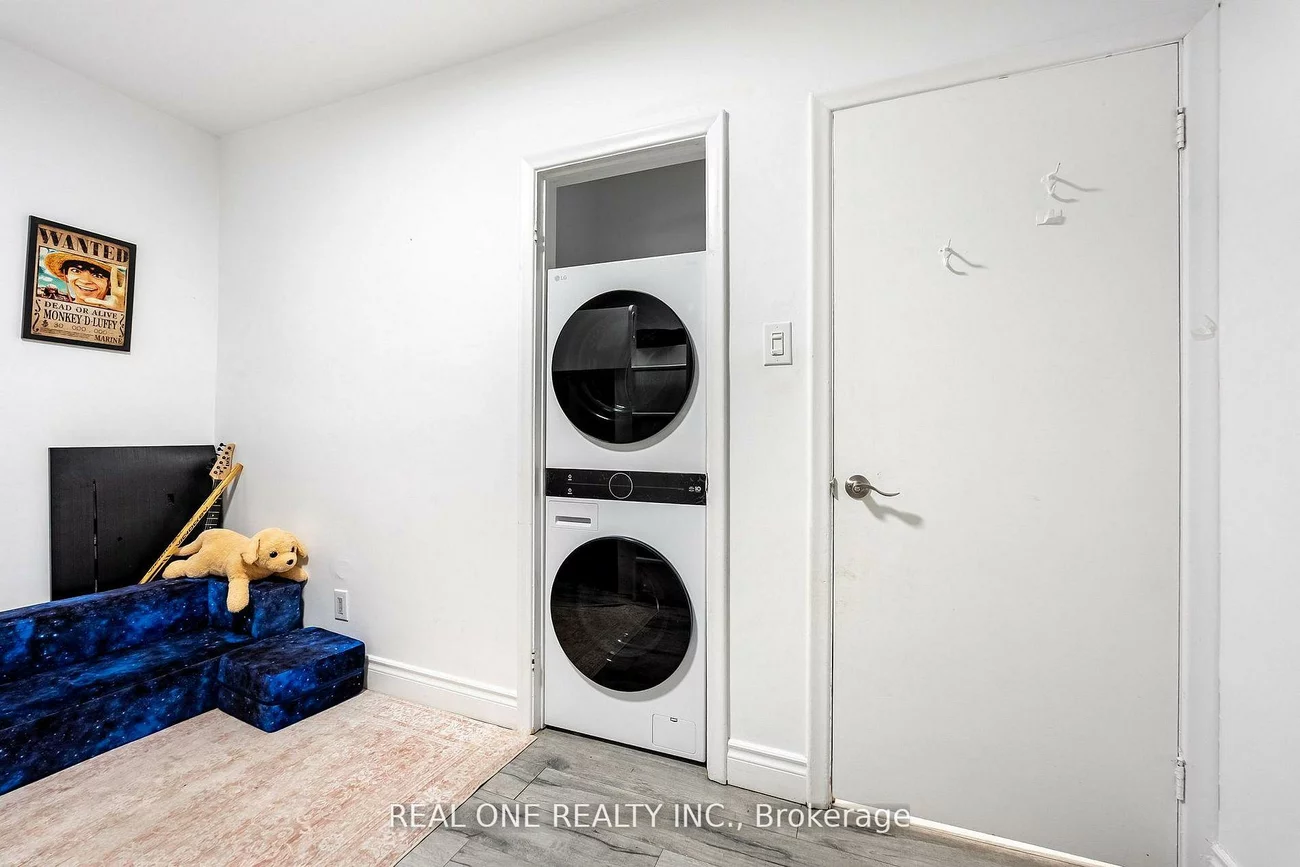 18, Courton, Wexford-Maryvale, Toronto