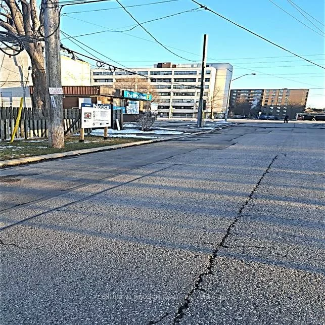 11, Centre, Scarborough Village, Toronto