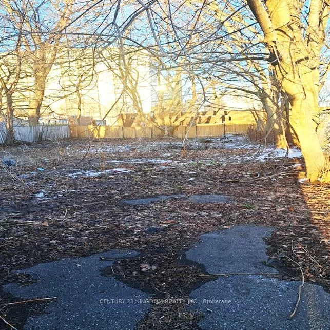 11, Centre, Scarborough Village, Toronto