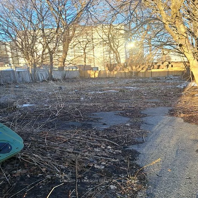 11, Centre, Scarborough Village, Toronto