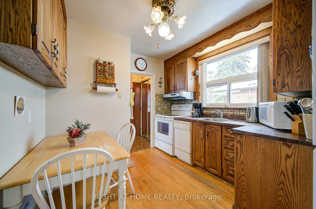 25, Strode, Eglinton East, Toronto