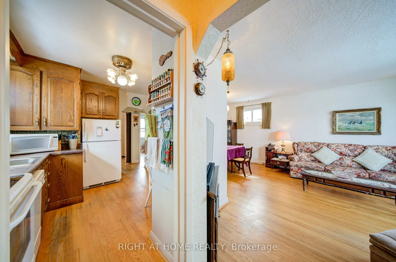 25, Strode, Eglinton East, Toronto