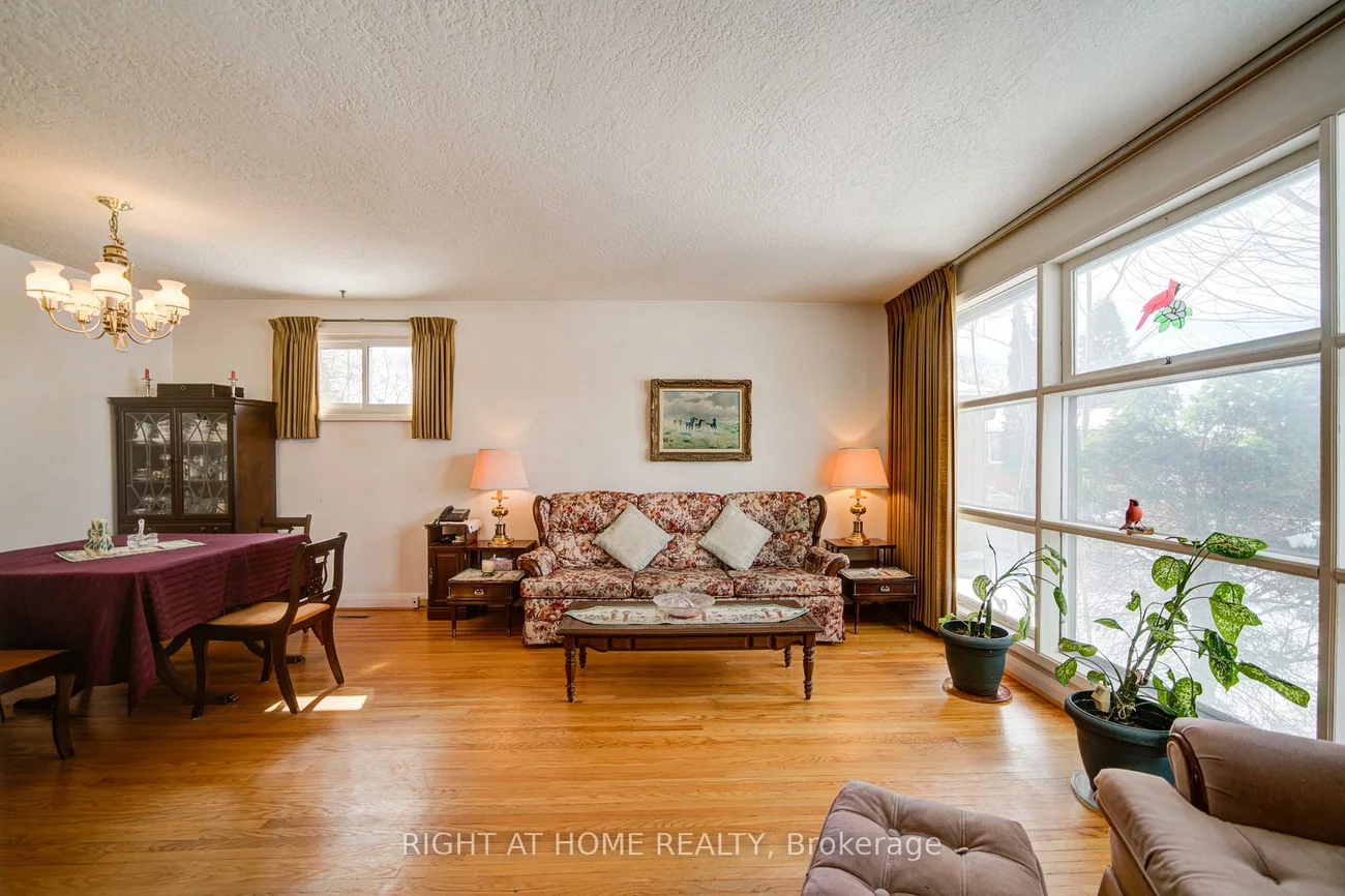 25, Strode, Eglinton East, Toronto