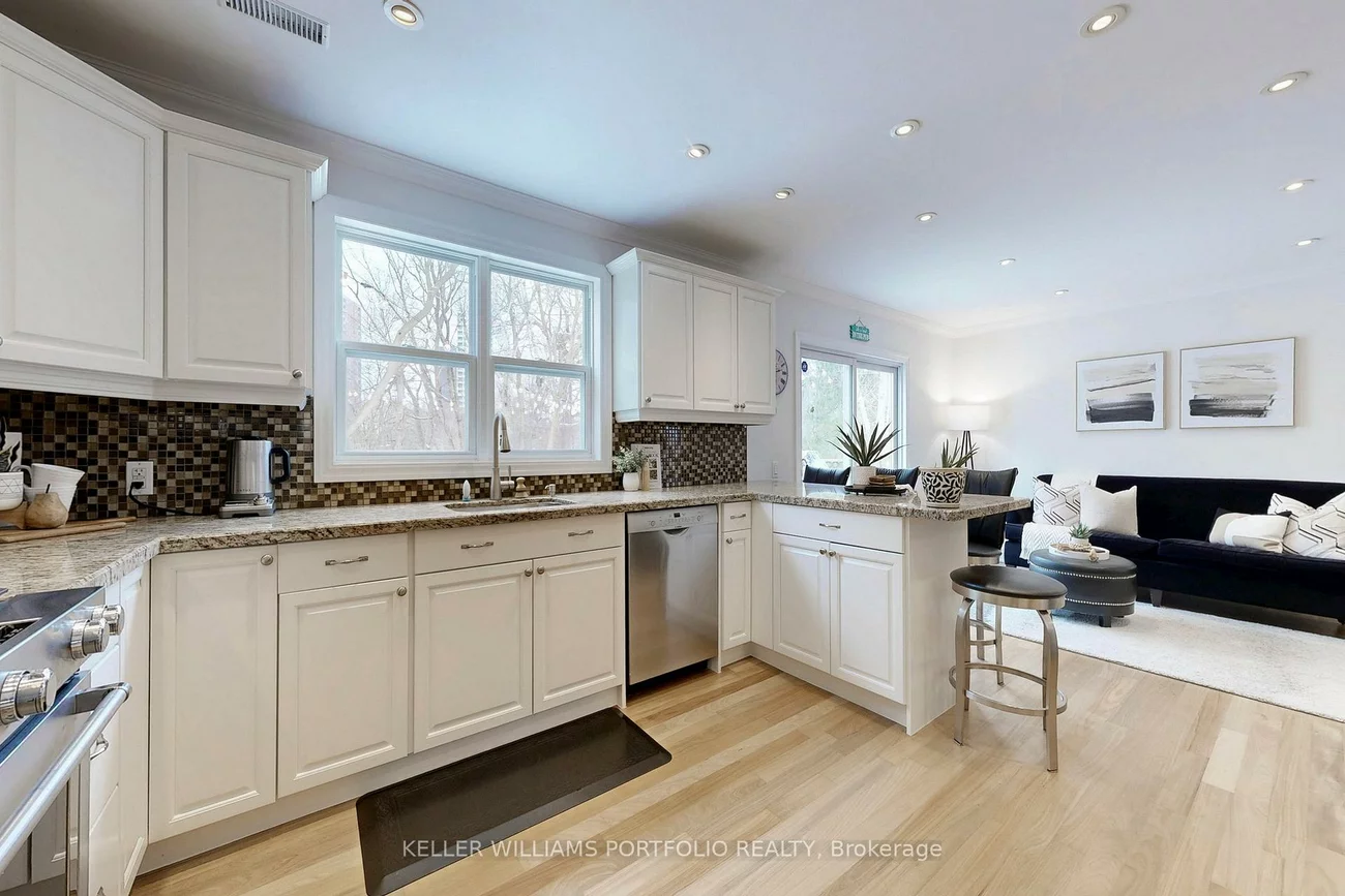 49, Dolphin, Clairlea-Birchmount, Toronto