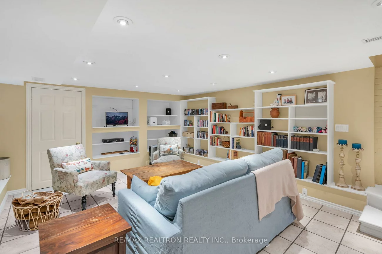 17, Baltic, Danforth, Toronto