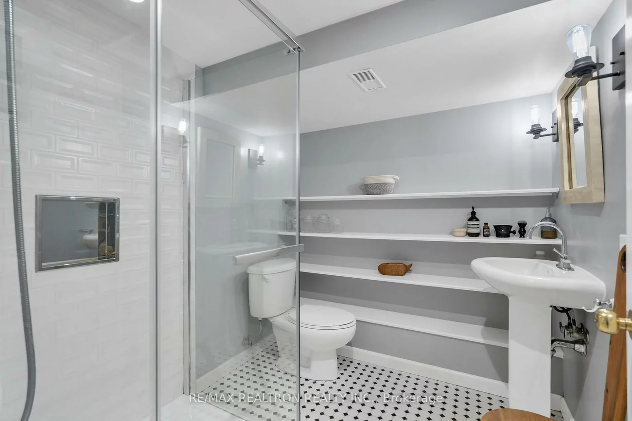 17, Baltic, Danforth, Toronto