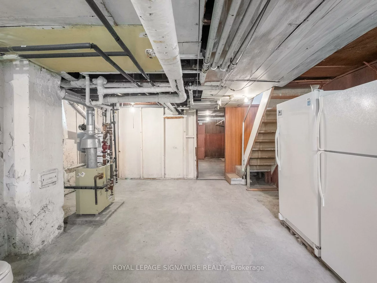 45, Eaton, Danforth, Toronto