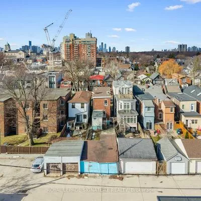 45, Eaton, Danforth, Toronto