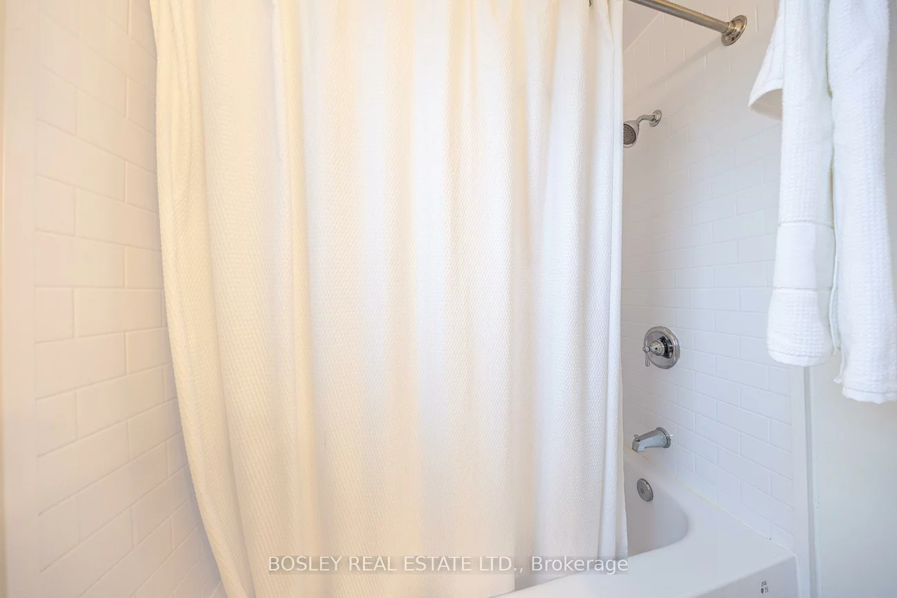 195, Rhodes, Greenwood-Coxwell, Toronto