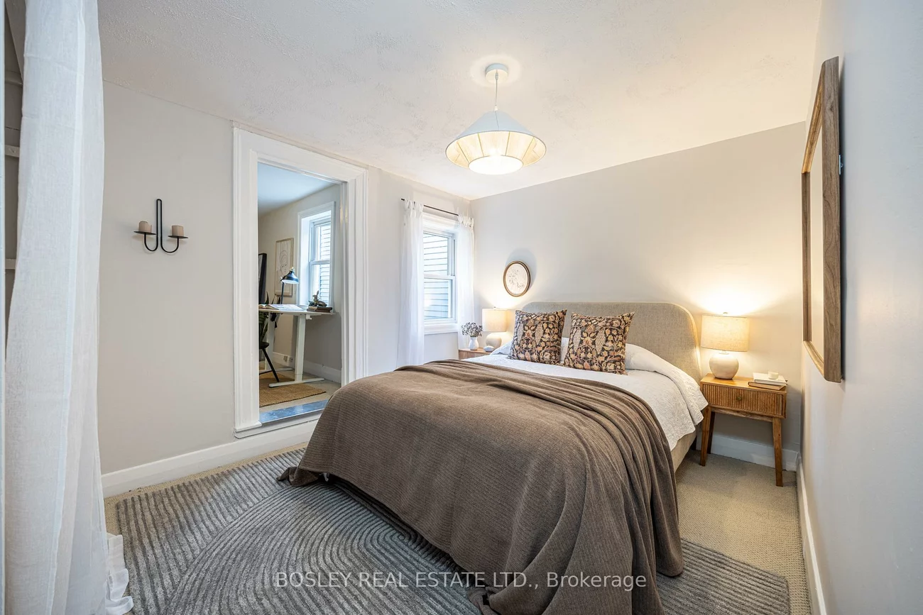 195, Rhodes, Greenwood-Coxwell, Toronto