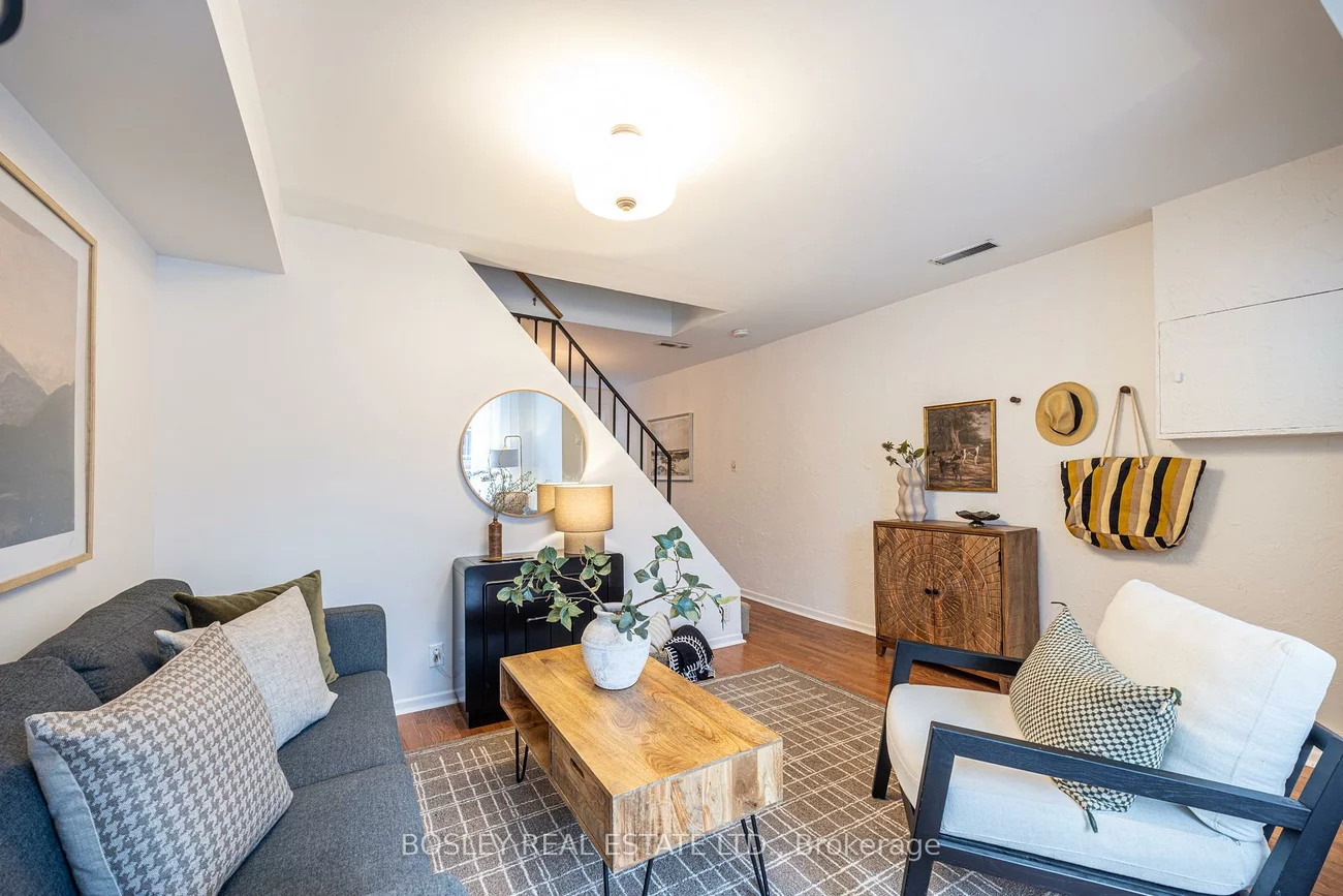 195, Rhodes, Greenwood-Coxwell, Toronto