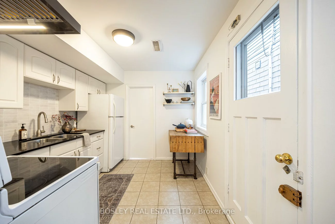 195, Rhodes, Greenwood-Coxwell, Toronto