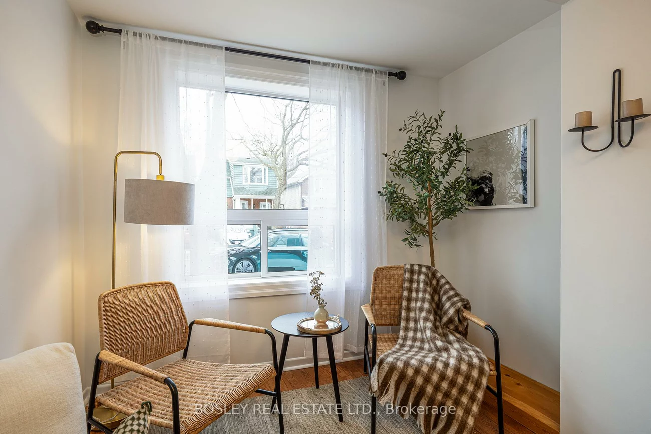 195, Rhodes, Greenwood-Coxwell, Toronto