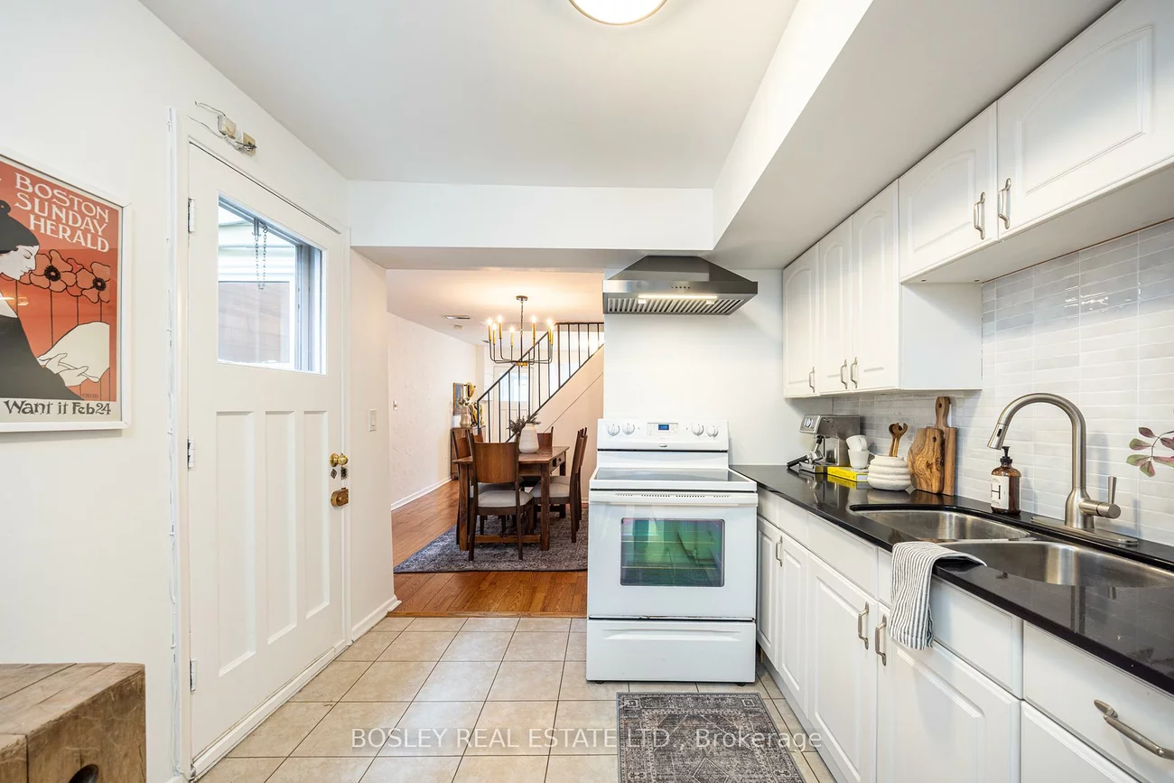 195, Rhodes, Greenwood-Coxwell, Toronto