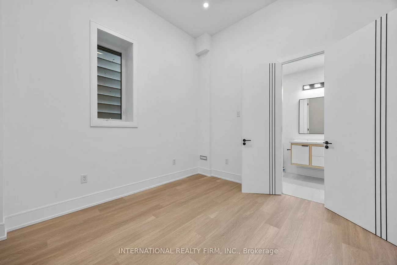 19, Ivy, South Riverdale, Toronto