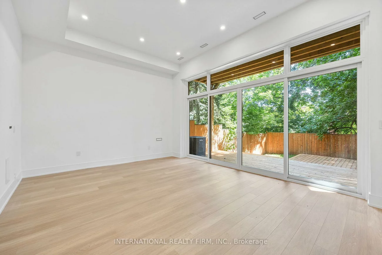 19, Ivy, South Riverdale, Toronto