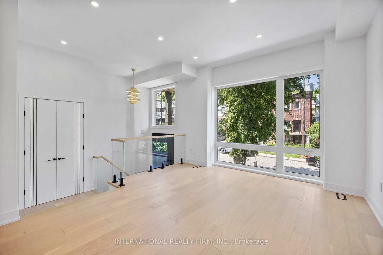 19, Ivy, South Riverdale, Toronto