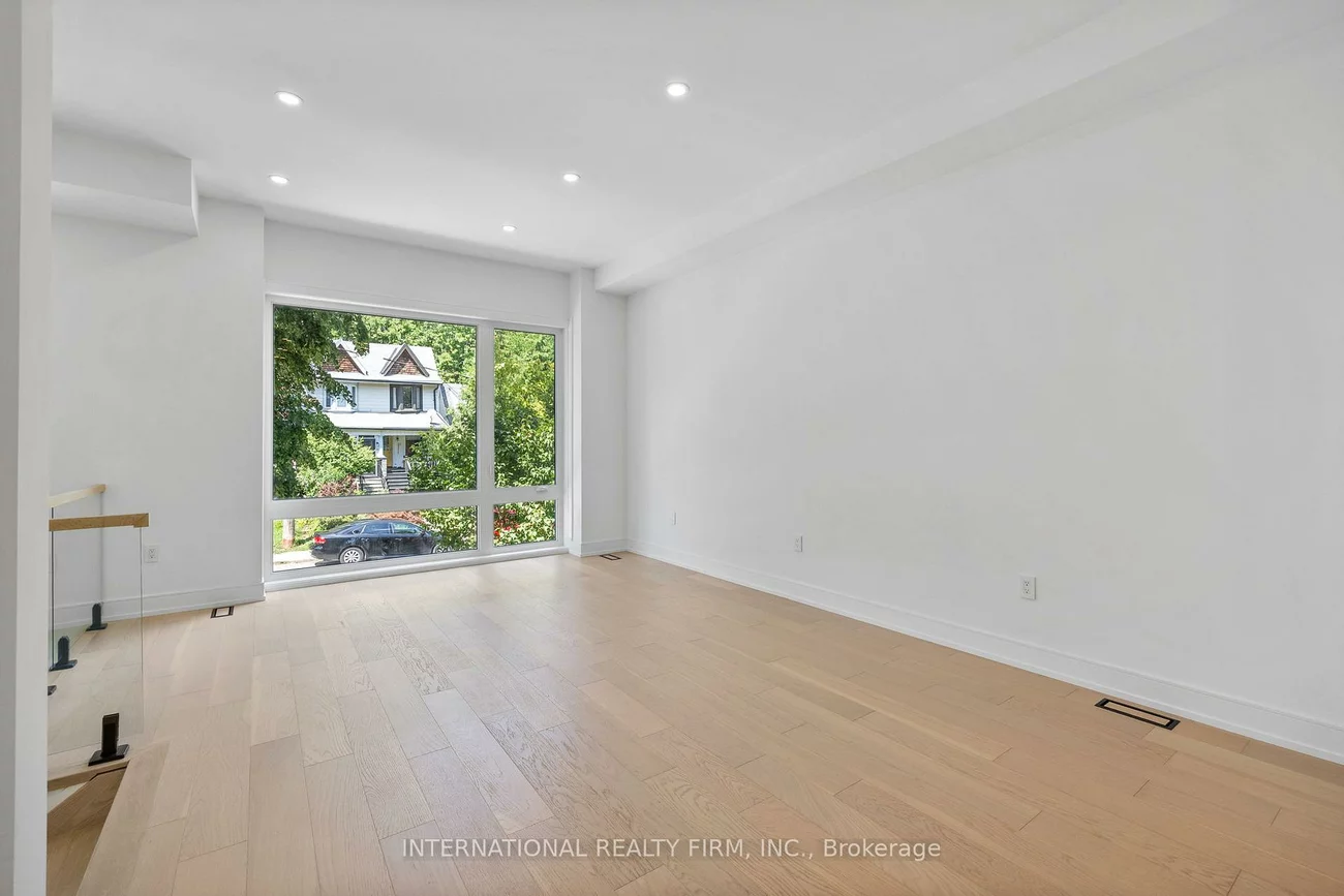 19, Ivy, South Riverdale, Toronto