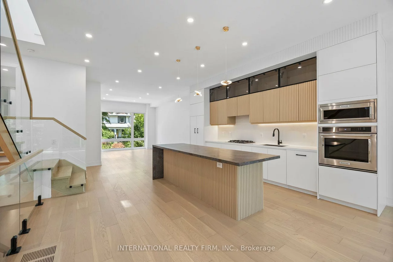 19, Ivy, South Riverdale, Toronto