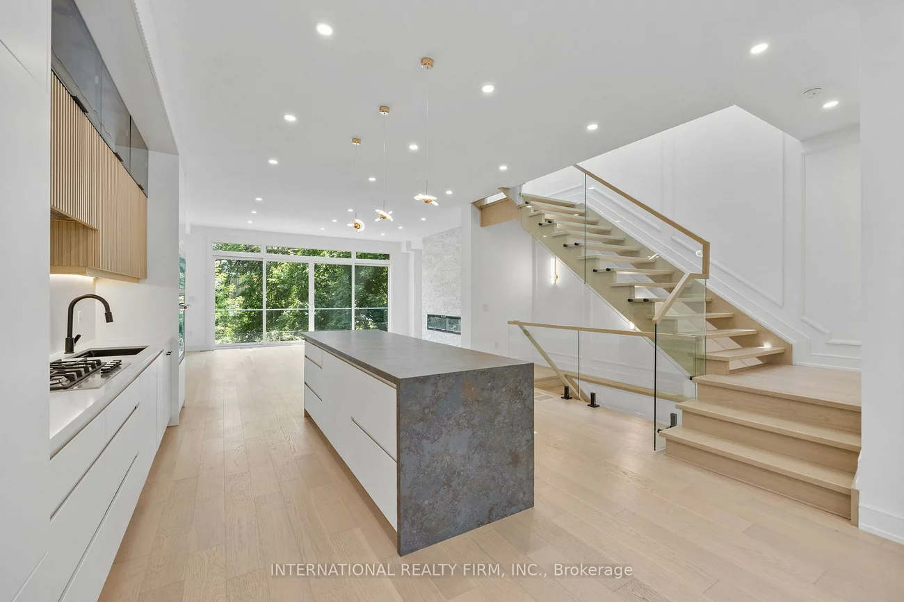 19, Ivy, South Riverdale, Toronto