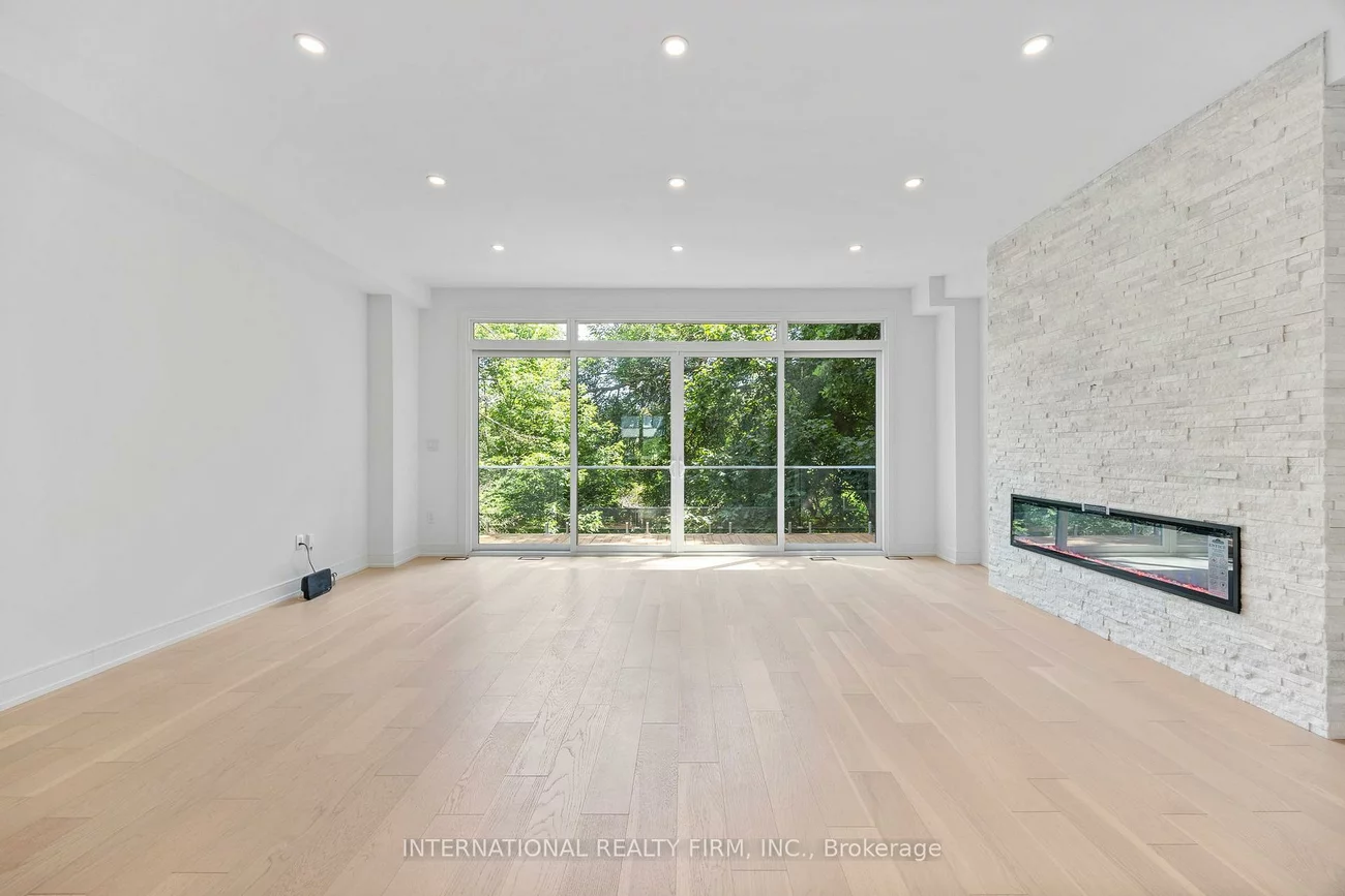 19, Ivy, South Riverdale, Toronto