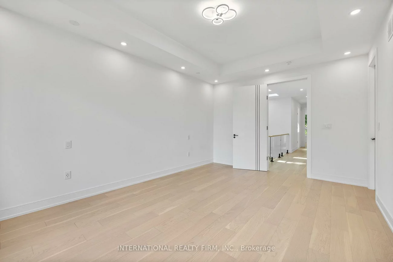 19, Ivy, South Riverdale, Toronto