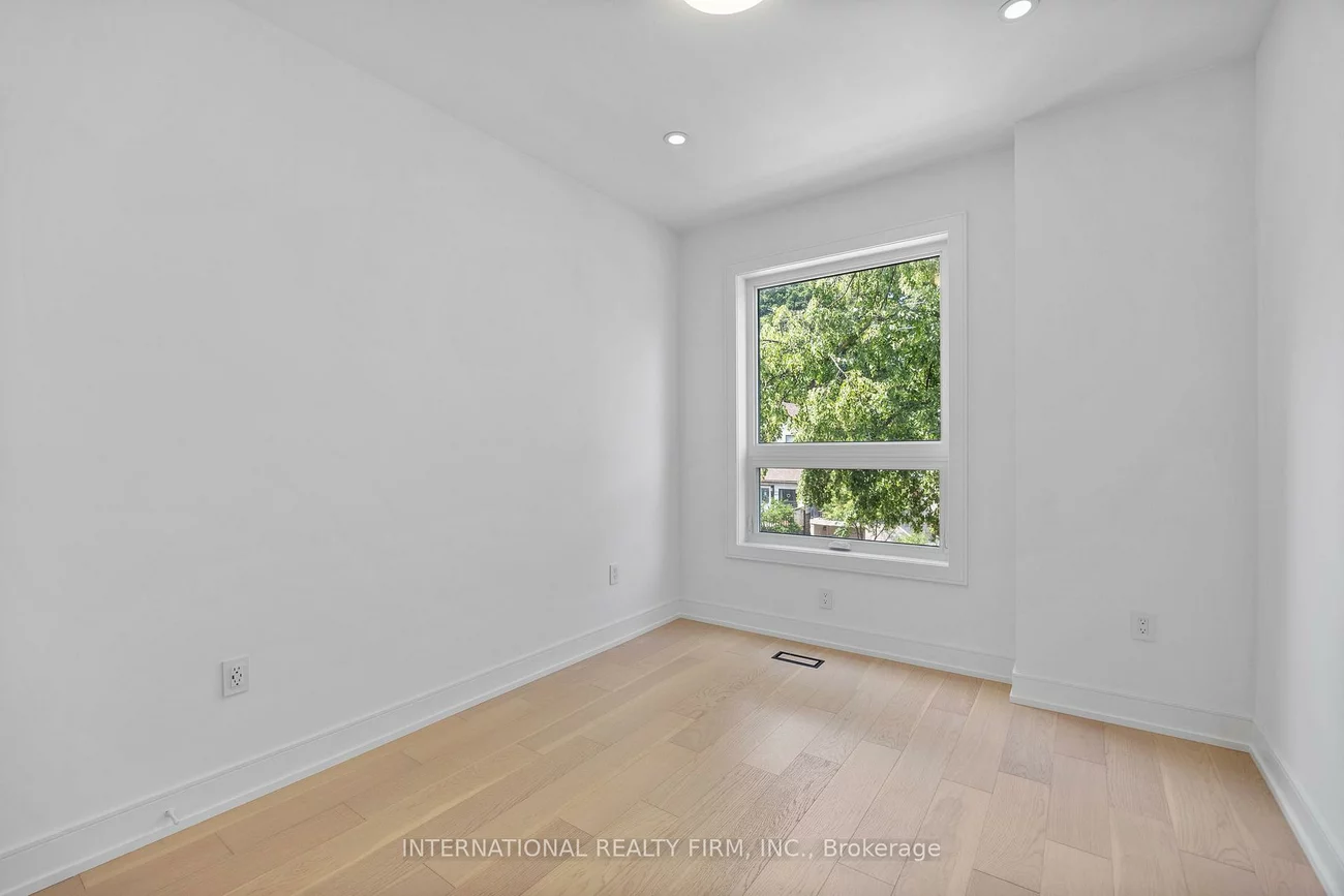 19, Ivy, South Riverdale, Toronto