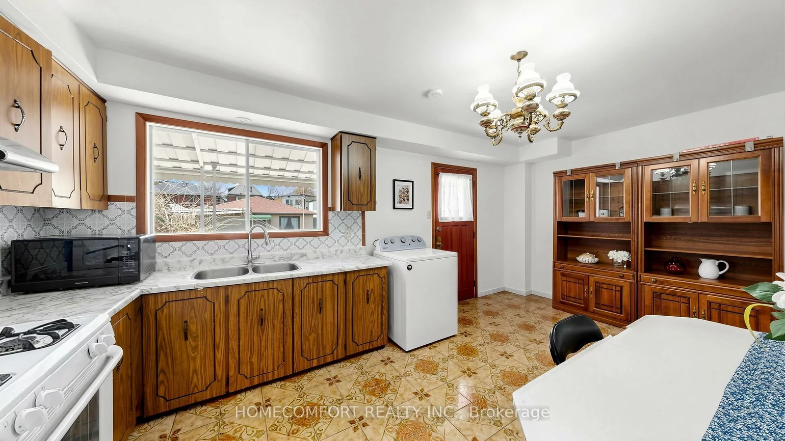 76, Barrington, Woodbine-Lumsden, Toronto