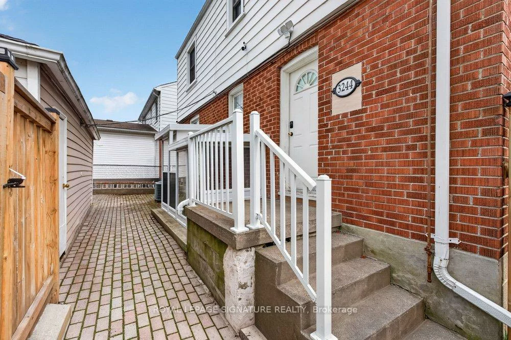 3244, St Clair, Clairlea-Birchmount, Toronto