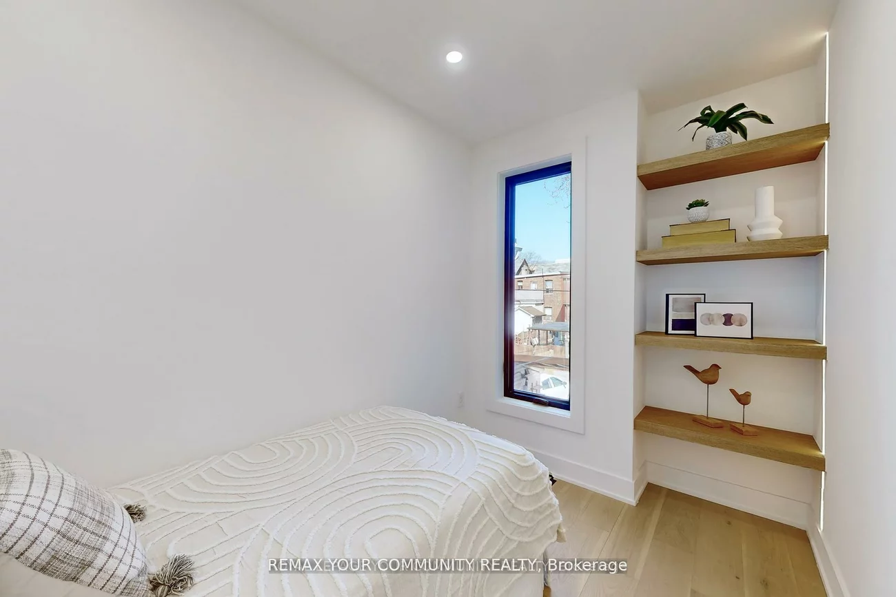 32, Endean, South Riverdale, Toronto