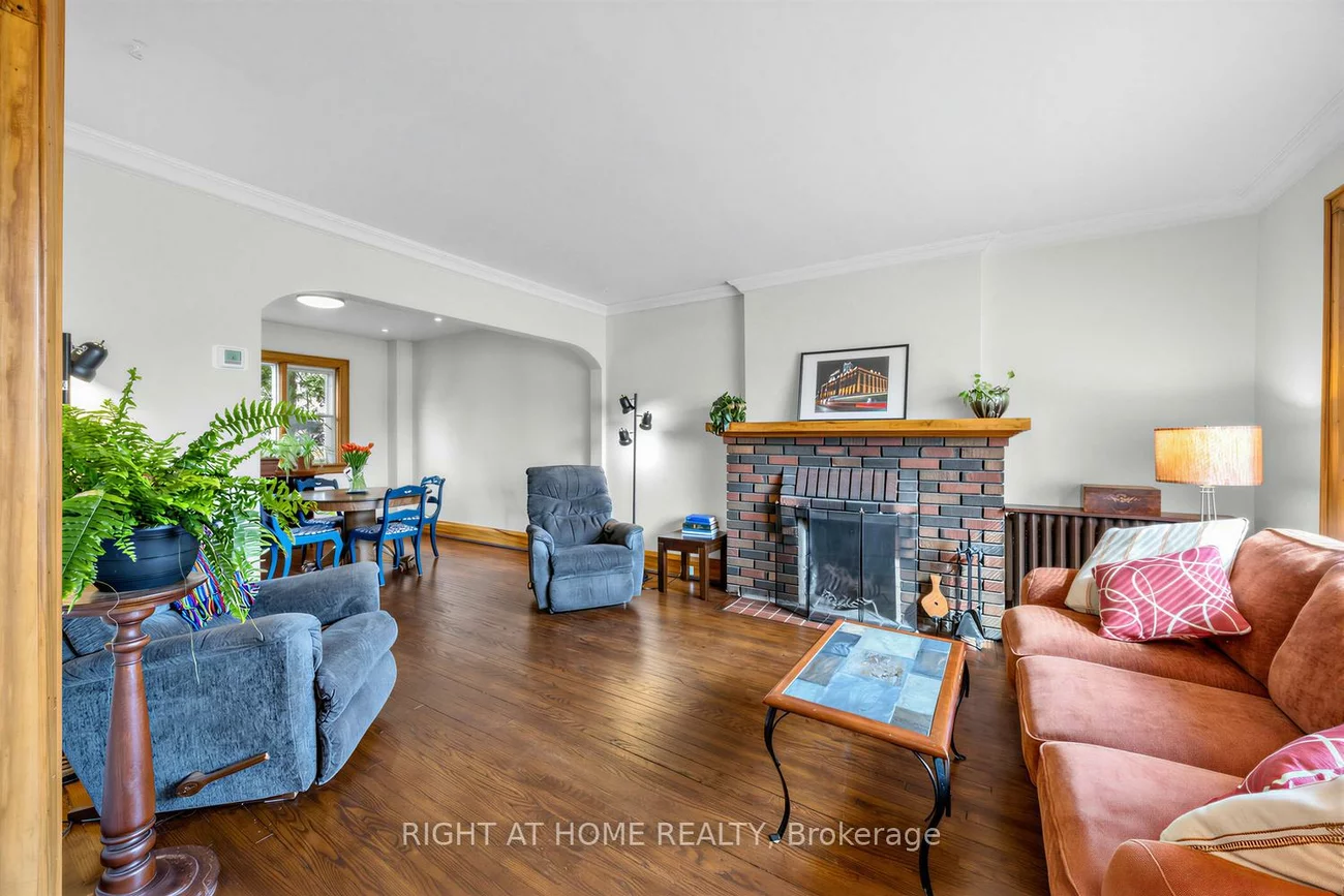 26, Maryland, Crescent Town, Toronto