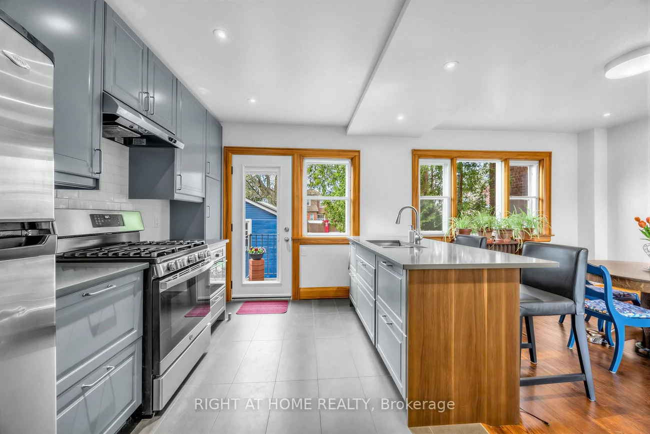 26, Maryland, Crescent Town, Toronto