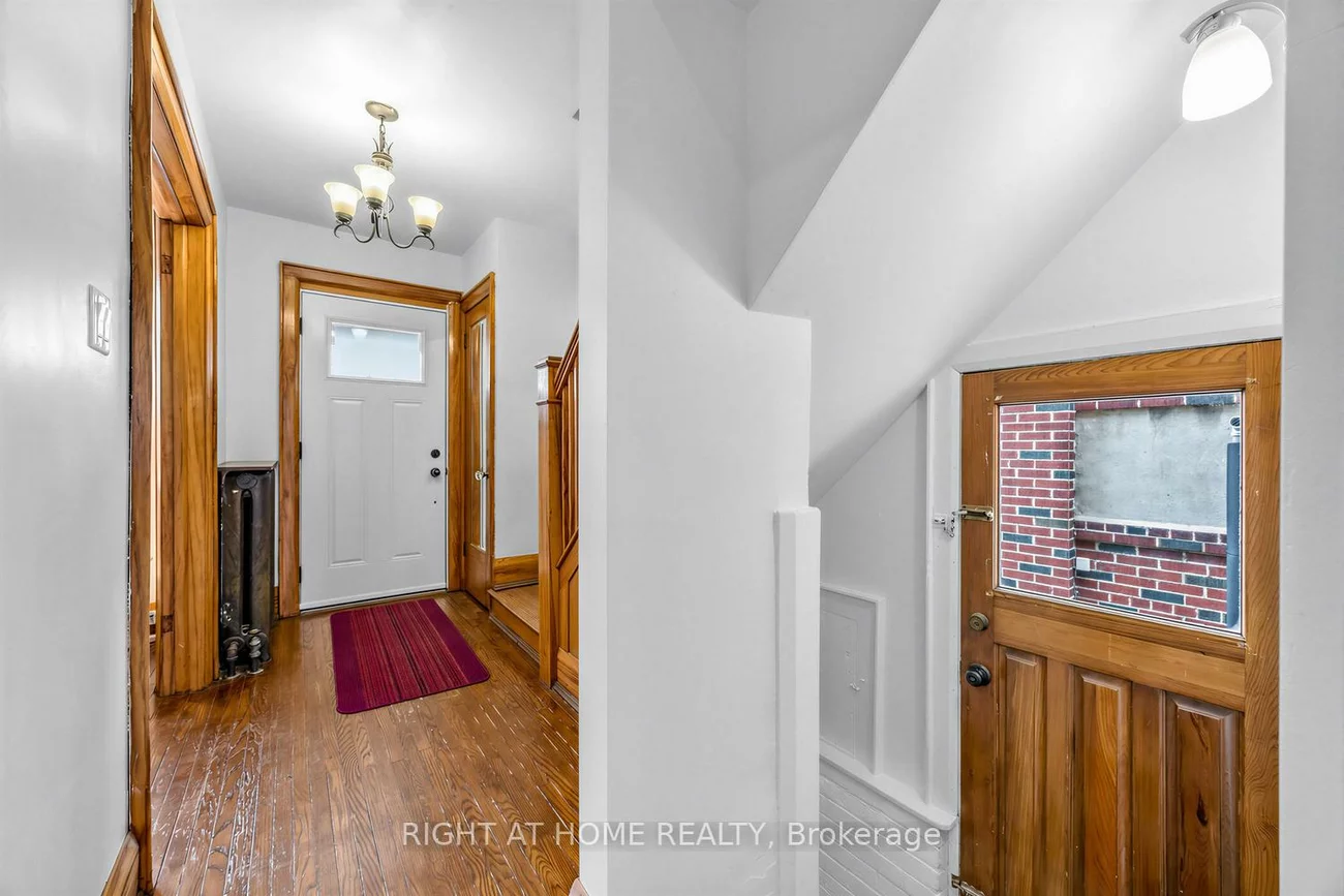 26, Maryland, Crescent Town, Toronto