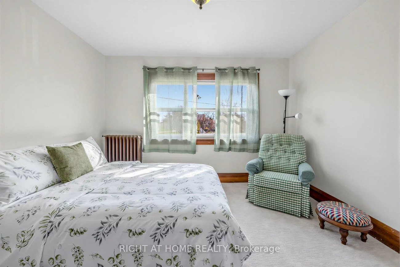 26, Maryland, Crescent Town, Toronto