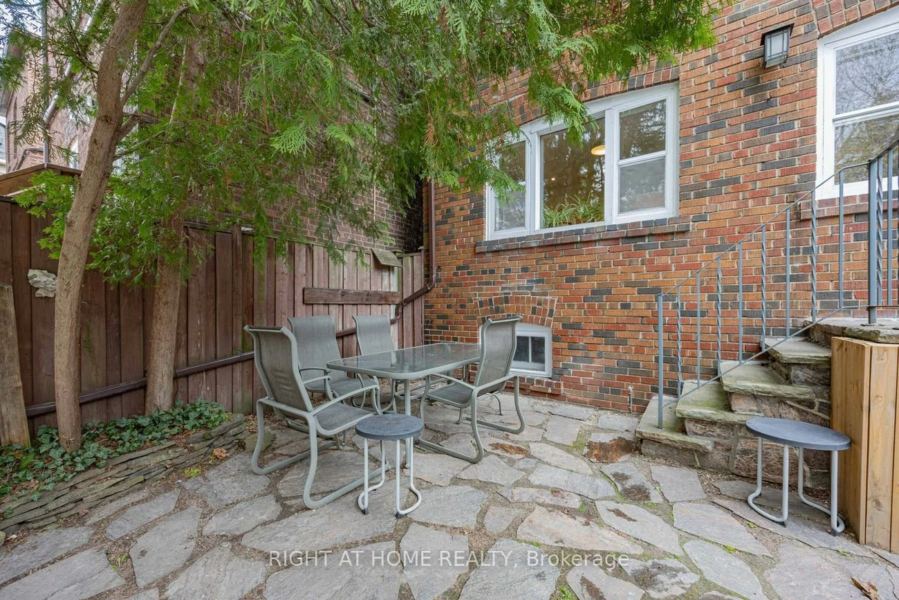 26, Maryland, Crescent Town, Toronto