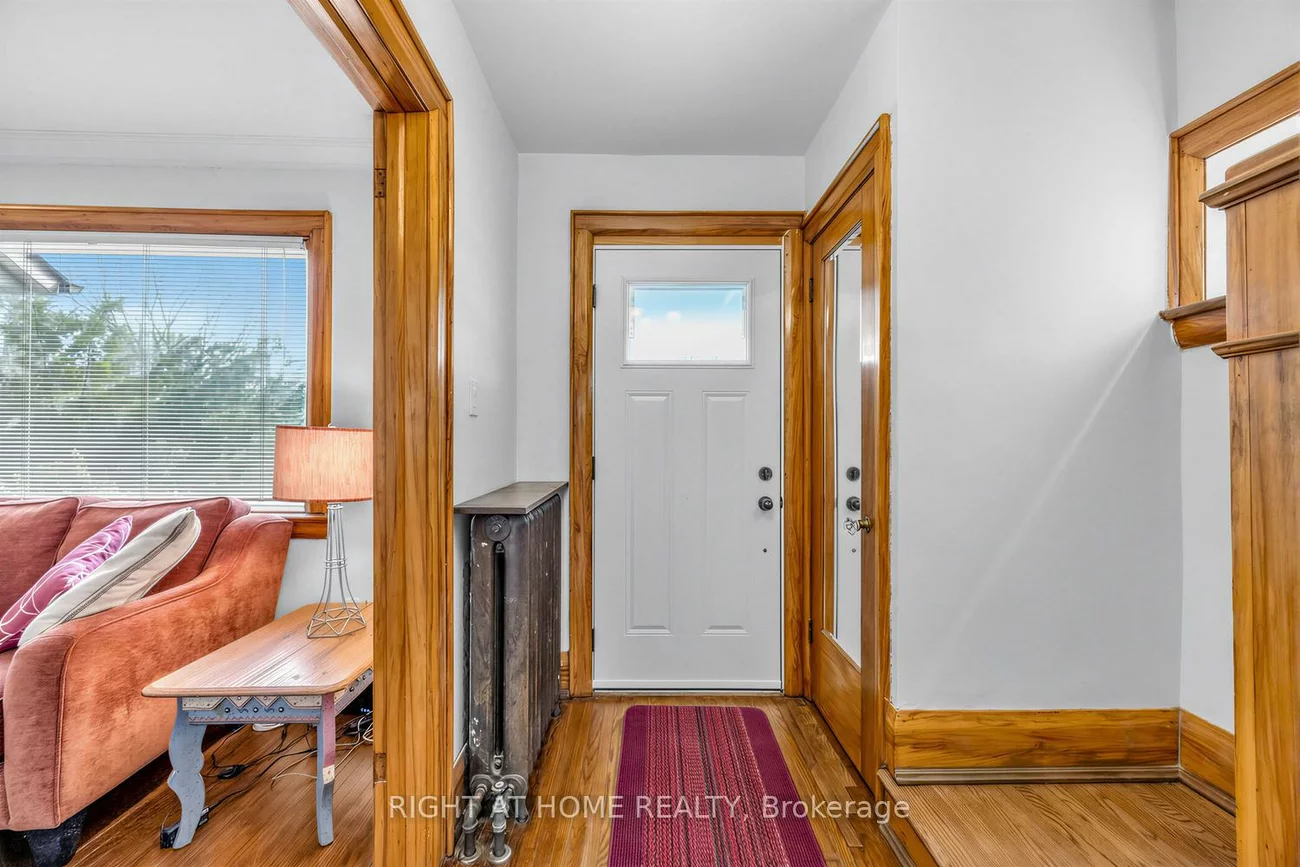 26, Maryland, Crescent Town, Toronto