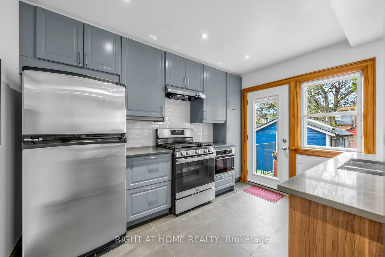 26, Maryland, Crescent Town, Toronto