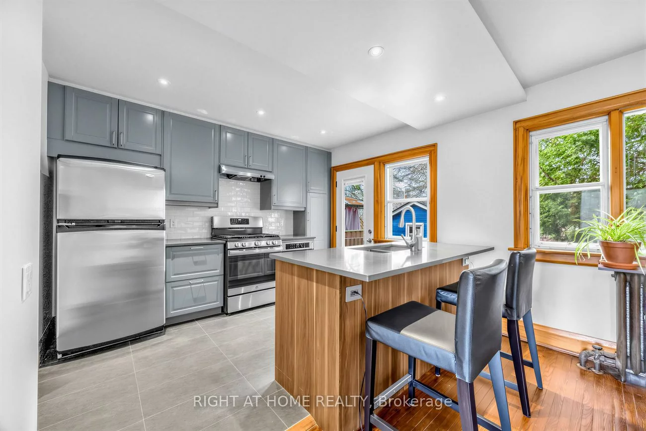 26, Maryland, Crescent Town, Toronto