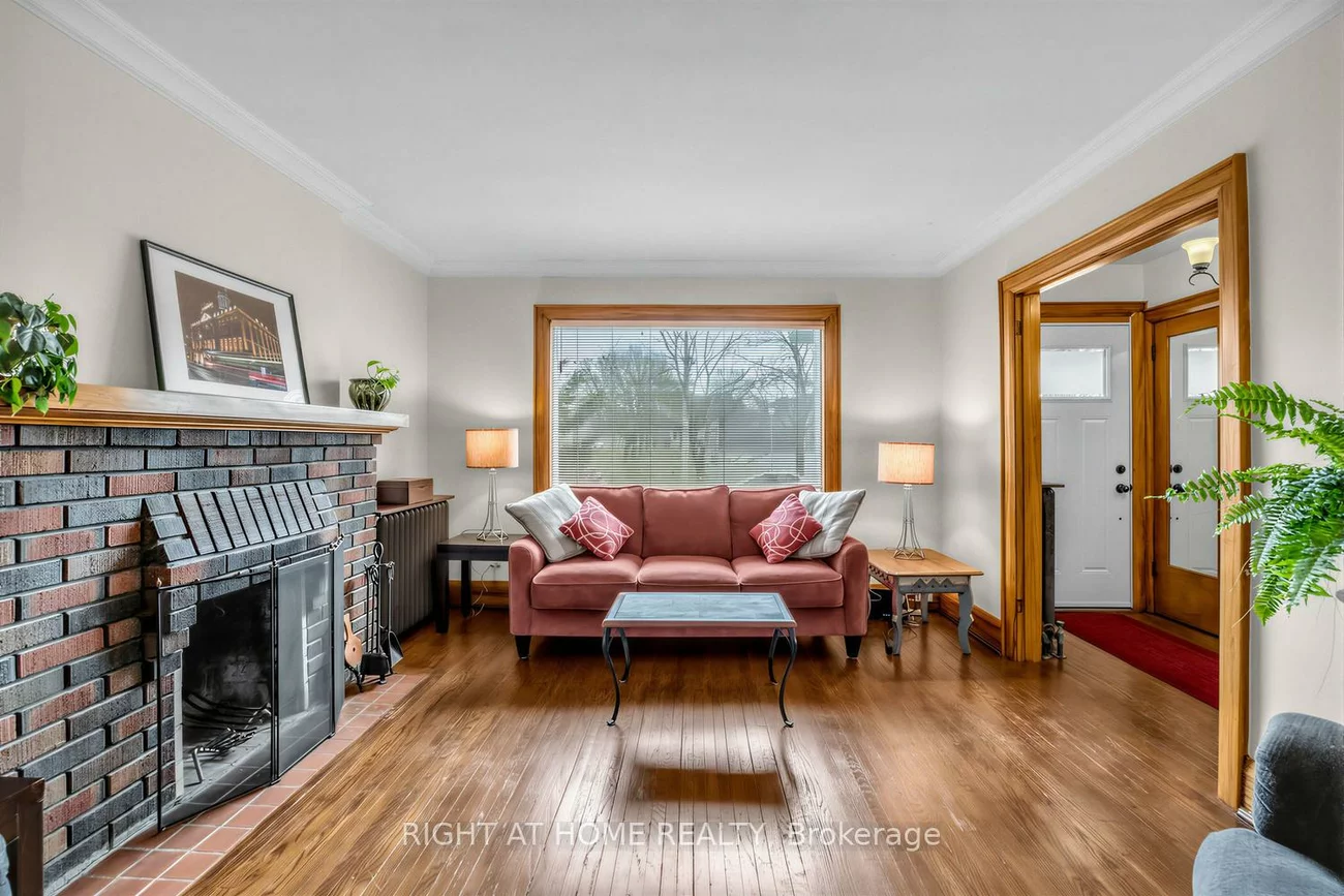 26, Maryland, Crescent Town, Toronto