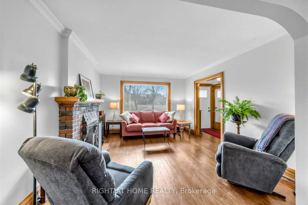 26, Maryland, Crescent Town, Toronto