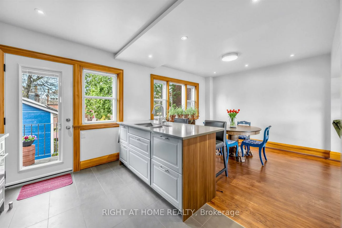 26, Maryland, Crescent Town, Toronto