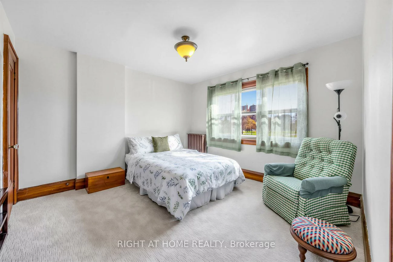 26, Maryland, Crescent Town, Toronto