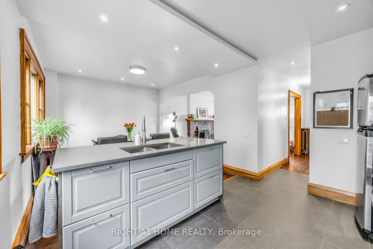 26, Maryland, Crescent Town, Toronto