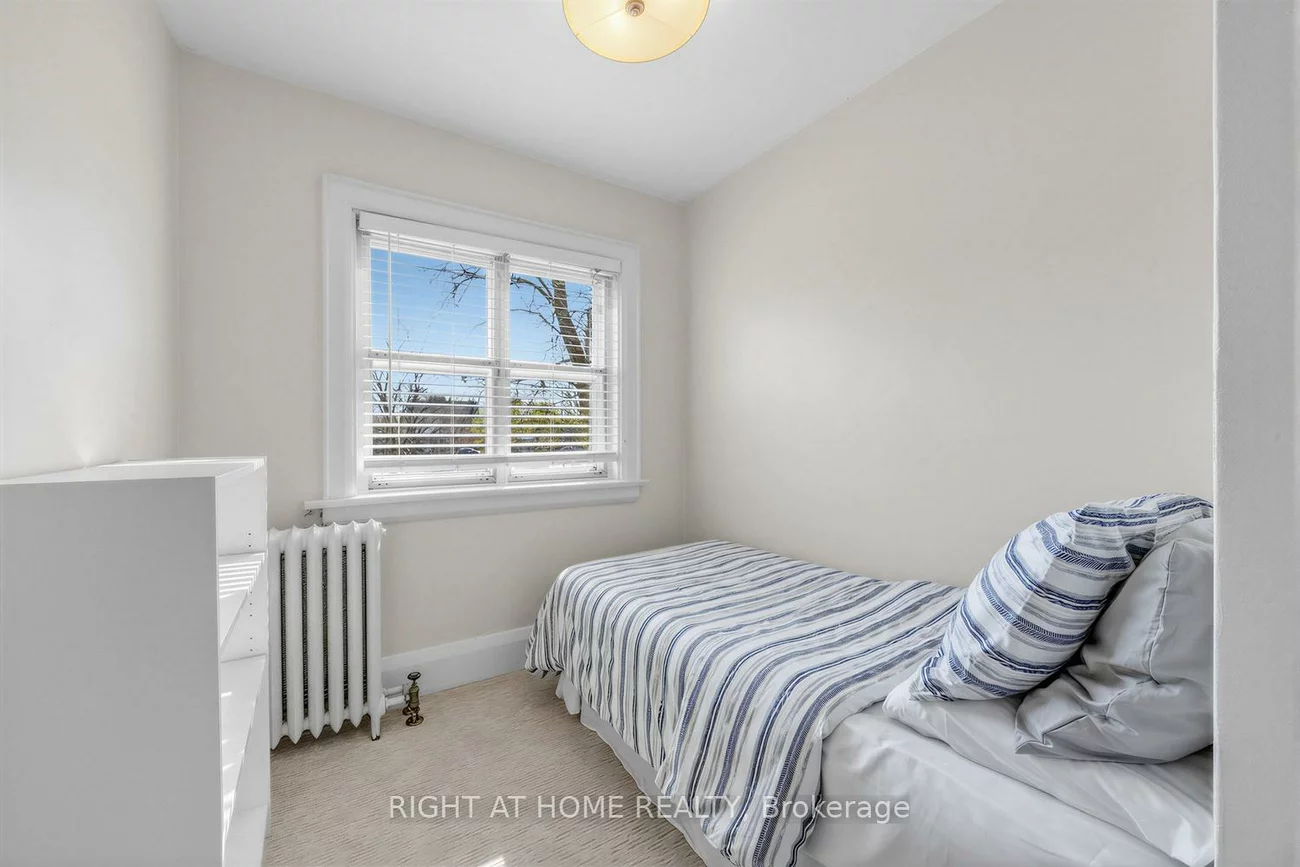 26, Maryland, Crescent Town, Toronto