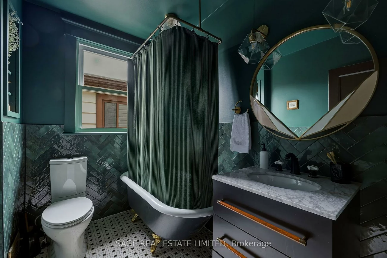 31, Glenmore, Woodbine Corridor, Toronto