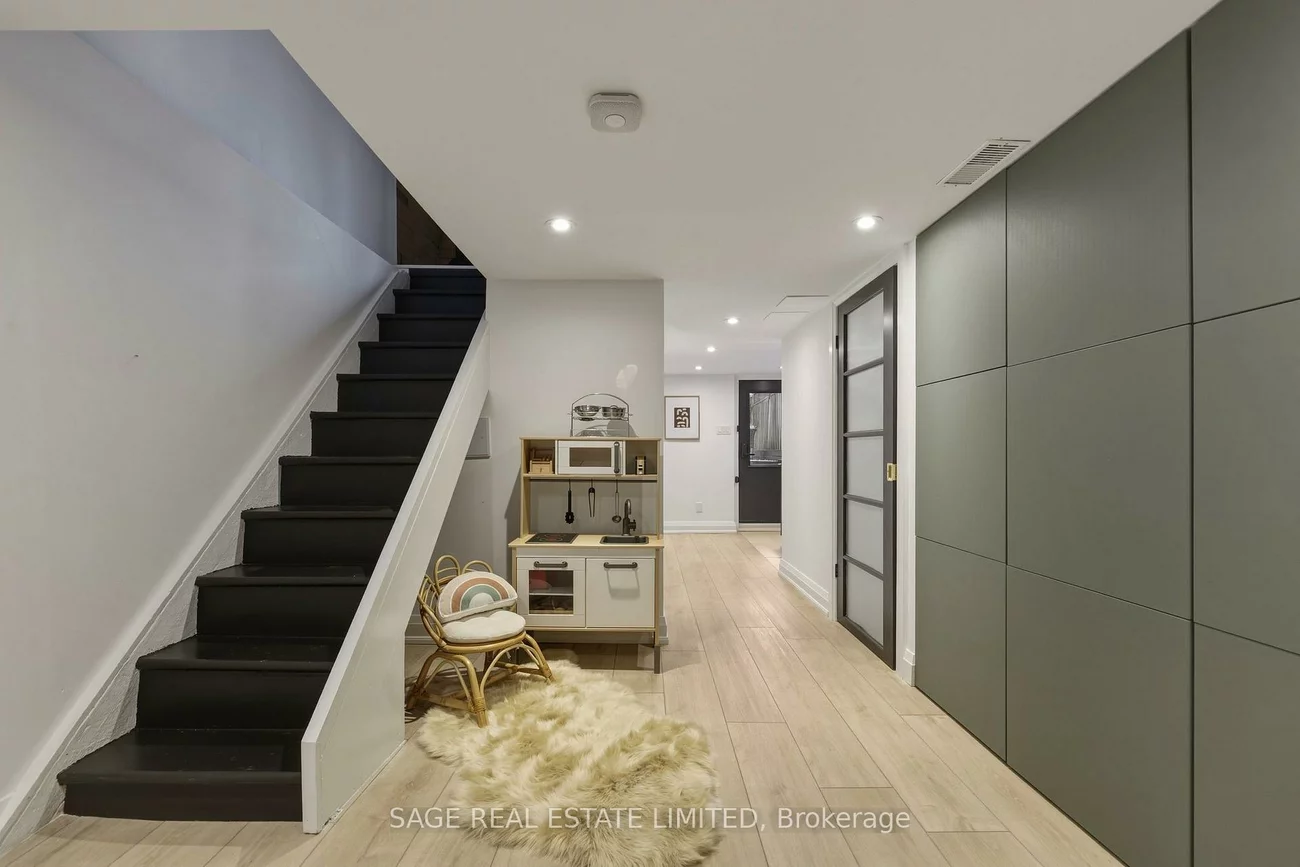 31, Glenmore, Woodbine Corridor, Toronto