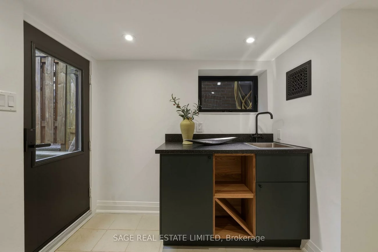 31, Glenmore, Woodbine Corridor, Toronto