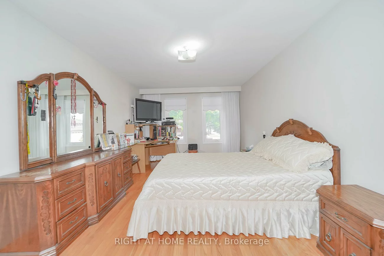 2, Lapworth, Steeles, Toronto