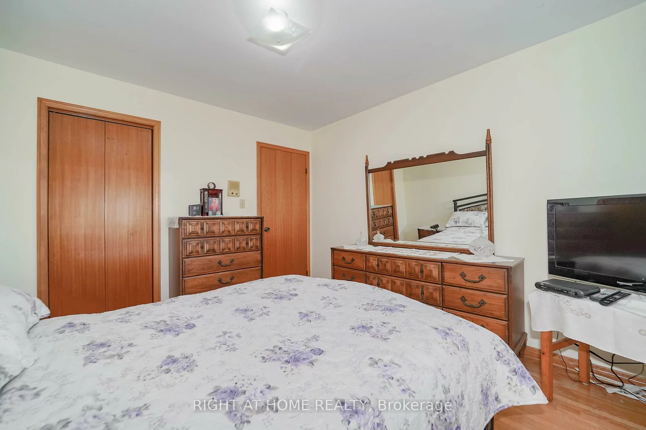 2, Lapworth, Steeles, Toronto